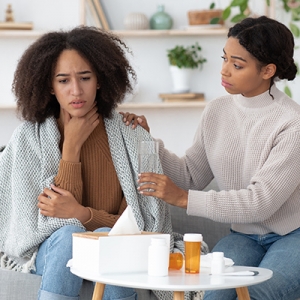 Jovens com dores de garganta