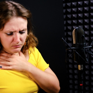 A dor de garganta pode ser tratada em casa?